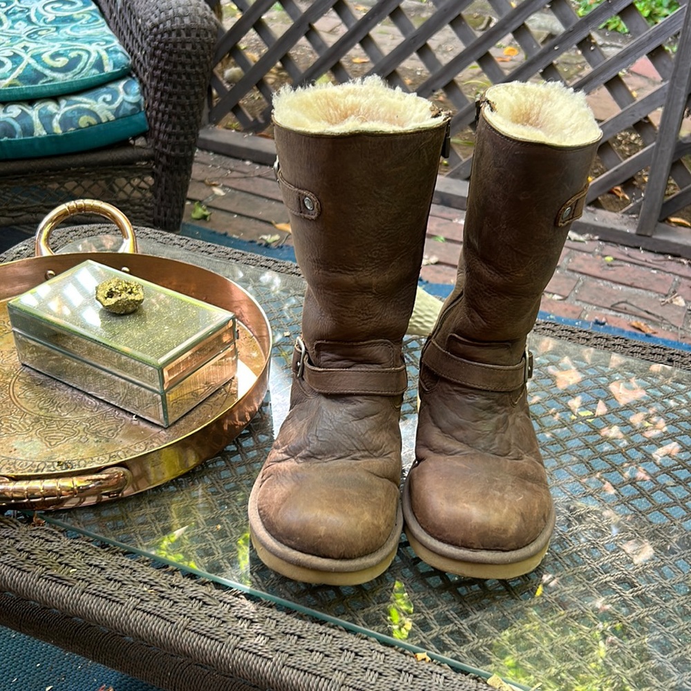 Ugg genuine leather boots size 6 but fits like 7.5.  lots of good life left!